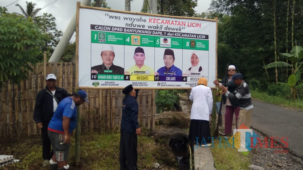 Para caleg sedang memasang Banner bersama di salah satu wilayah di Kecamatan Licin