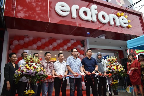 Pemotongan pita oleh Dwi Wahyono, Deputy Head of Operational Erafone (Luqmanul Hakim/Malang Times)