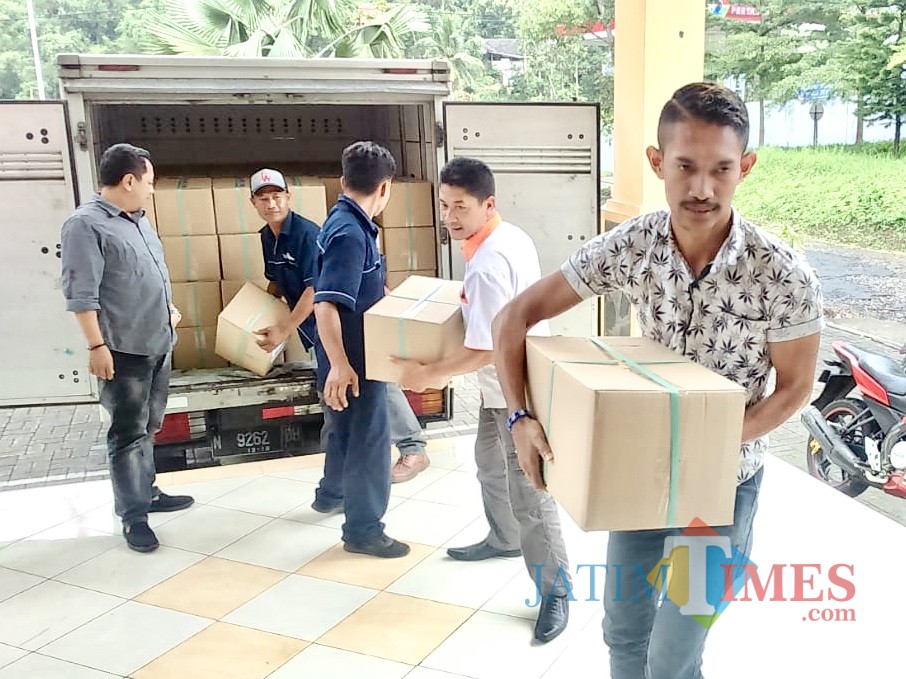 Surat suara dalam kotak yang datang di KPU Kota Batu (Foto: Irsya Richa/ MalangTIMES)