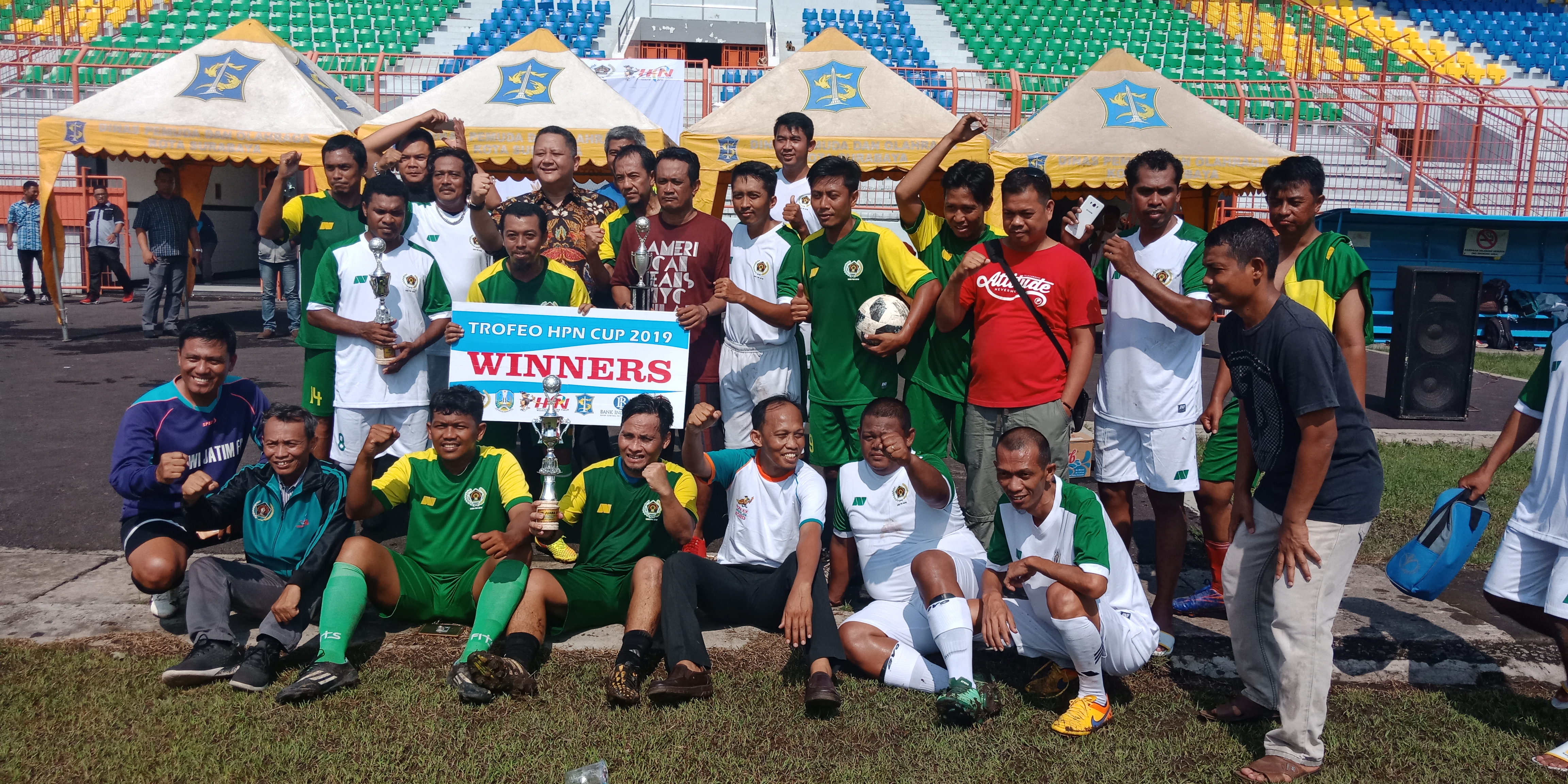 Wakil Wali Kota Surabaya Wisnu Sakti Buana saat menyerahkan Piala Trofeo Tim.