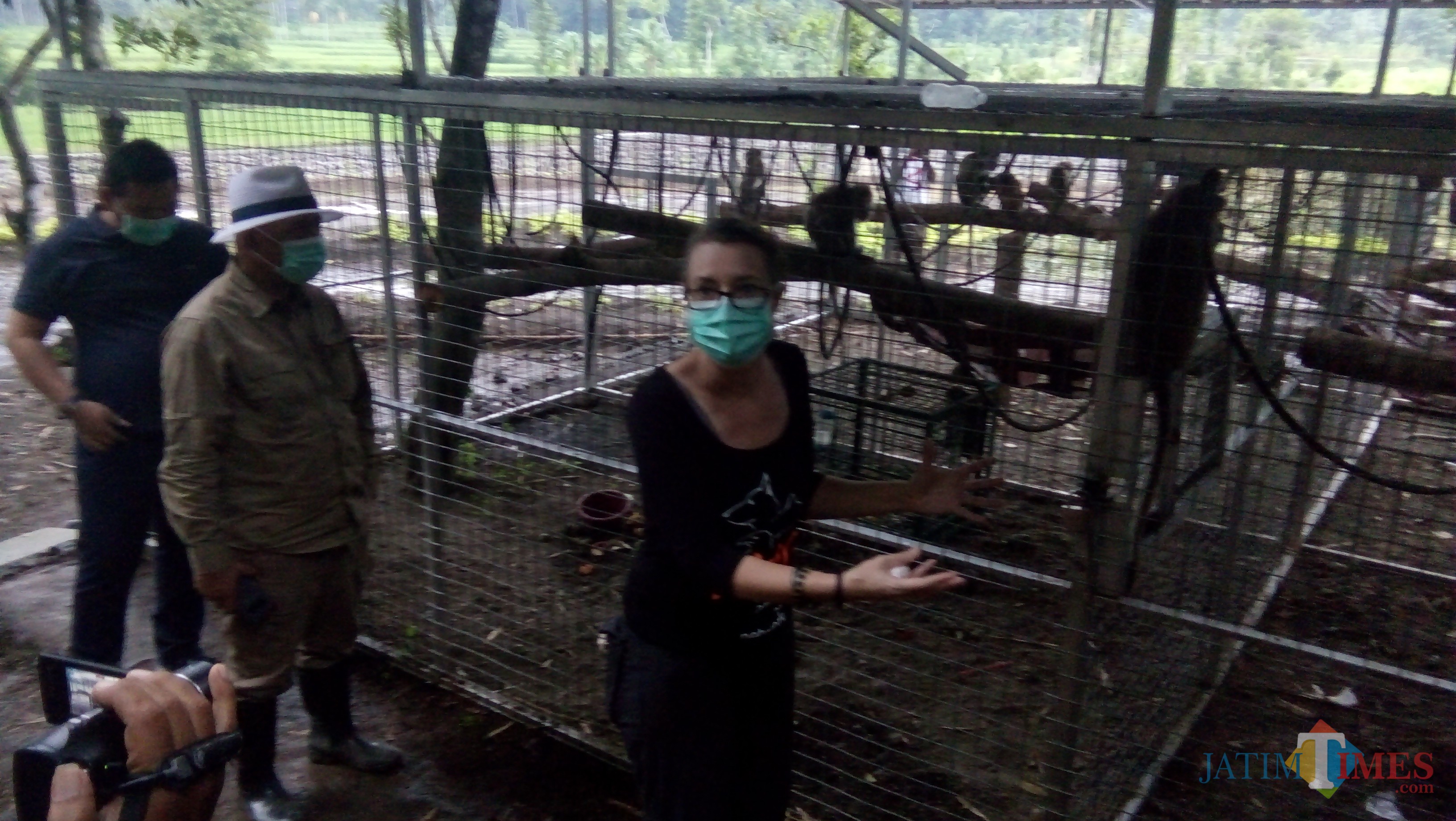 Luis dari Jakarta Animal Aids Network bersama H. Arum Sabil di lokasi kandang transit (foto : Moh. Ali Makrus / Jatim TIMES)