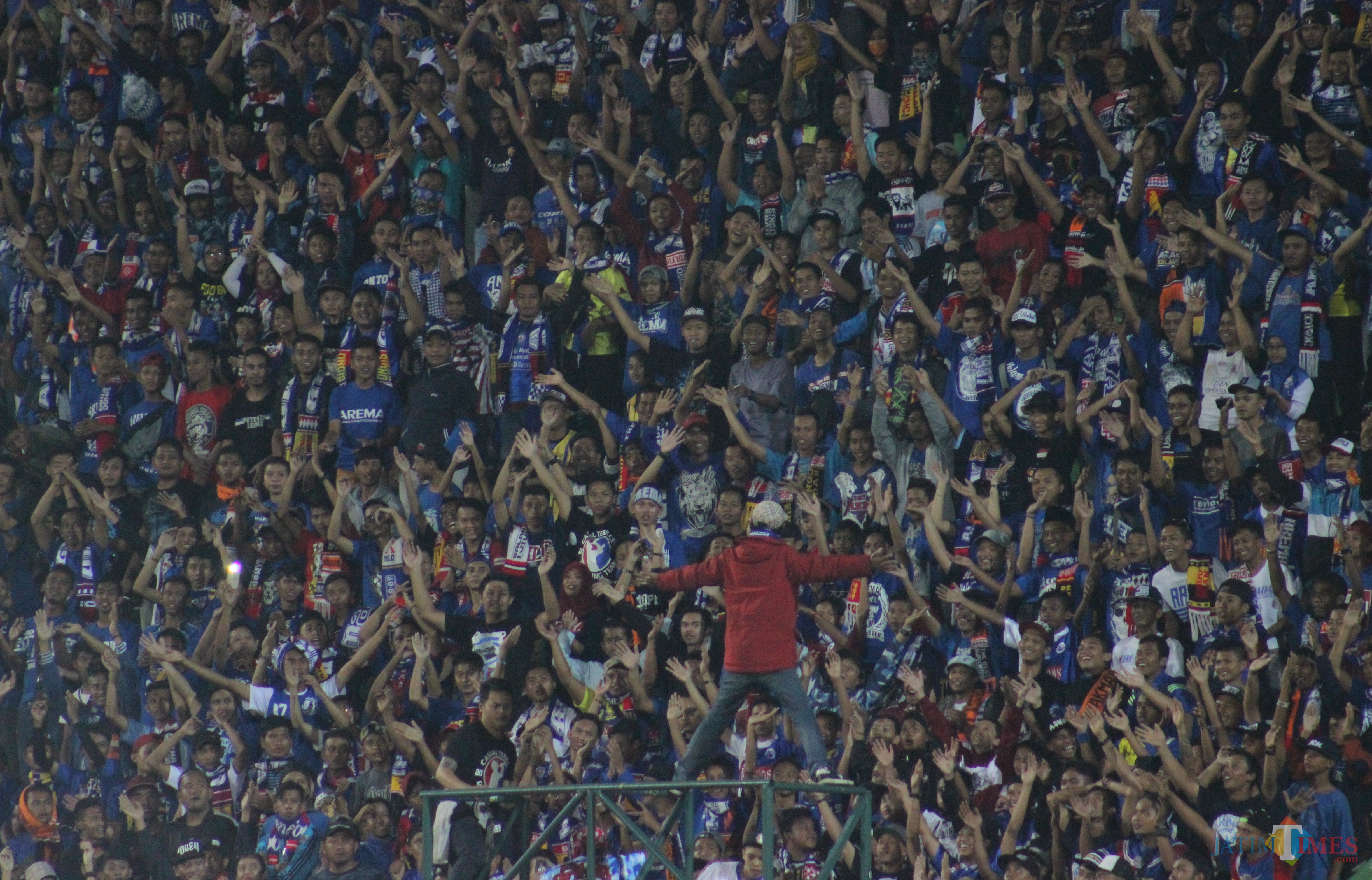 Aremania ketika mendukung tim kesayangannya di Stadion Gajayana (Hendra Saputra)