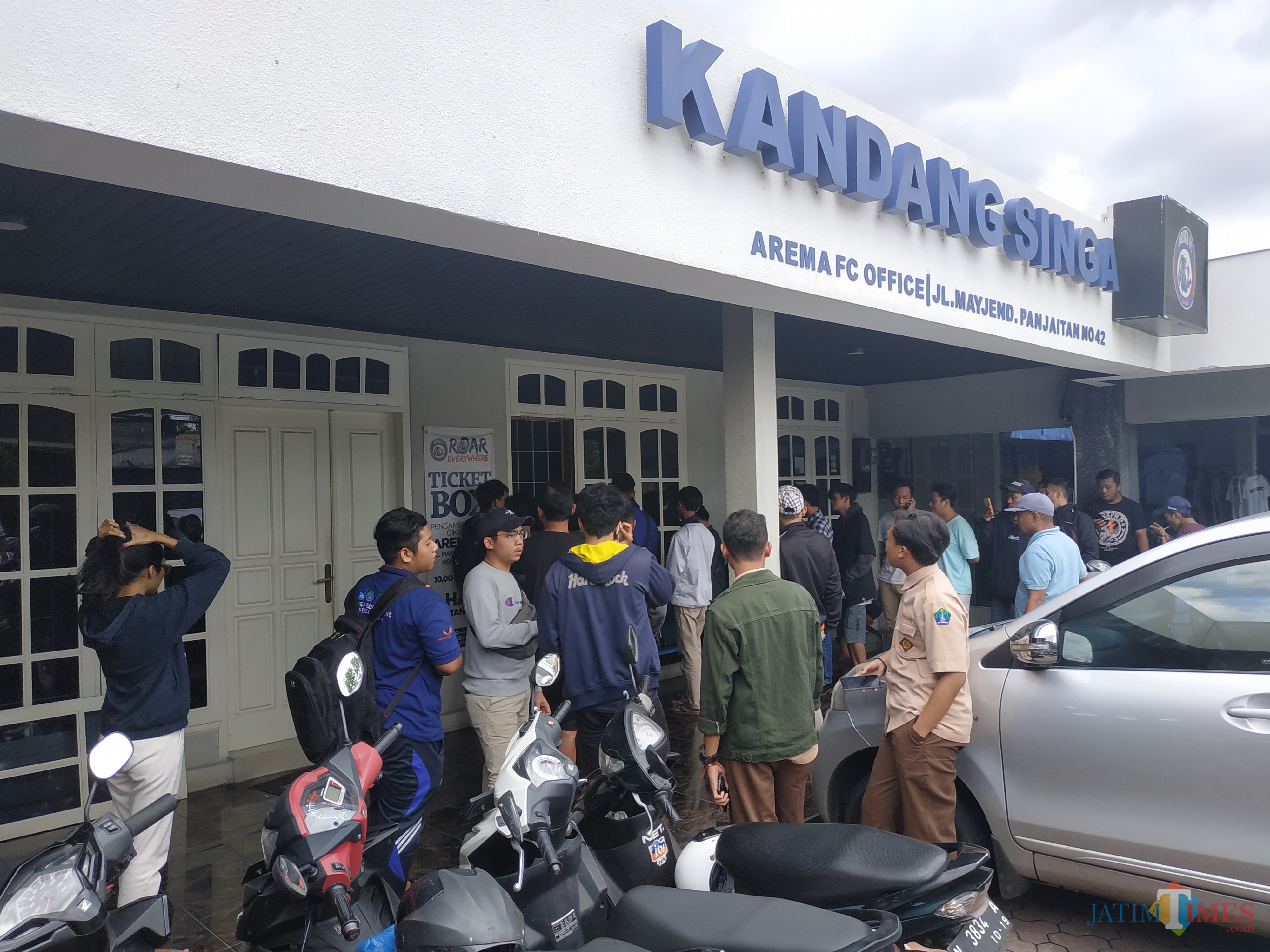 Kandang Singa saat dipenuhi Aremania yang antri beli tiket Arema FC vs Timnas Indonesia U-22 (Hendra Saputra)