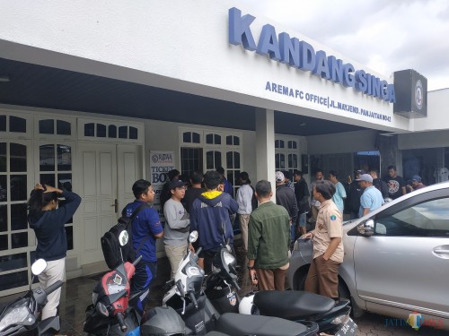 Kandang Singa saat dipenuhi Aremania yang antri beli tiket Arema FC vs Timnas Indonesia U-22 (Hendra Saputra)
