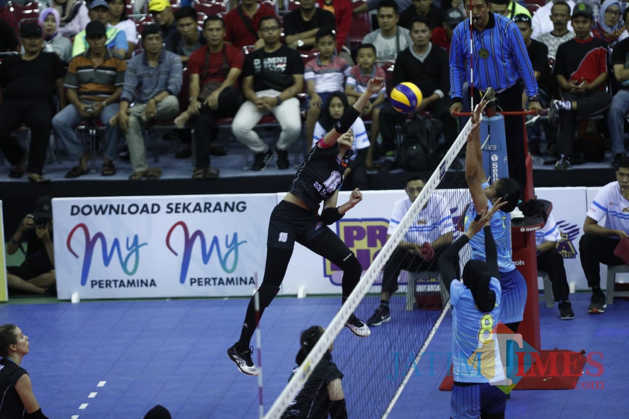 Dua tim putri bank 46 dan Bank bjb saat berebut poin. (eko Arif s /JatimTimes)