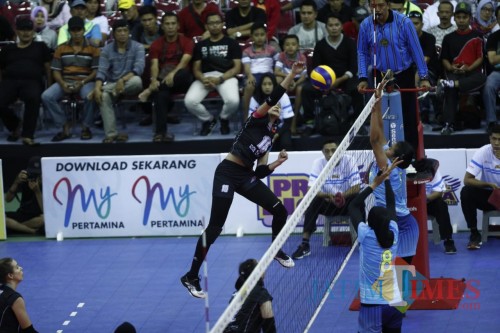 Dua tim putri bank 46 dan Bank bjb saat berebut poin. (eko Arif s /JatimTimes)