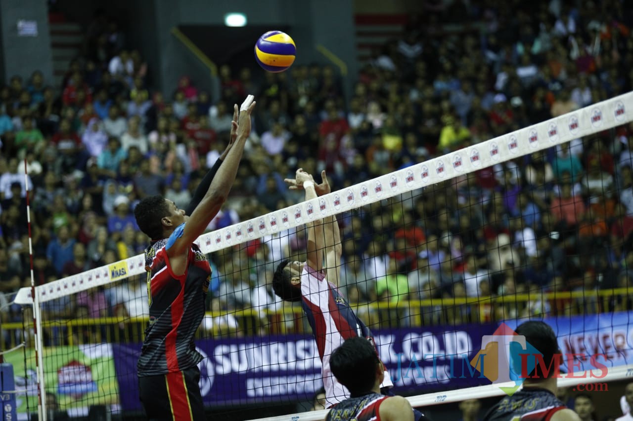 Duel sengit kedua tim saat merebutkan poin. (eko Arif s /JatimTimes)