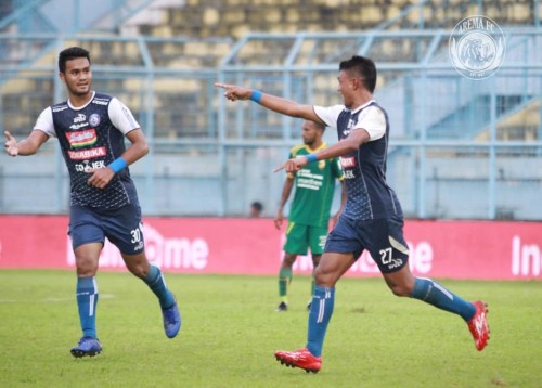 M Rafli (kiri) saat masih membela Arema FC pada kompetisi Liga 1 2018 lalu (official Arema FC)