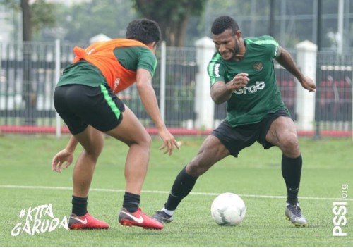 Marinus Manewar (kanan) saat akan melewati rekannya di Timnas Indonesia U-22 pada sesi latihan (official PSSI)