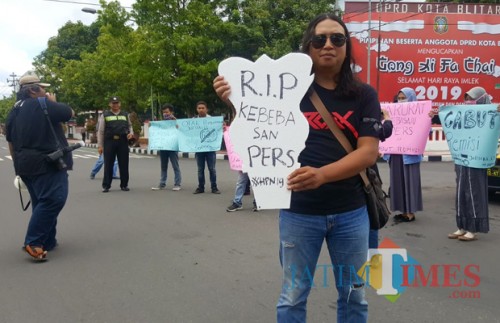 Aksi peringatan HPN yang digelar wartawan dan mahasiswa Blitar.(Foto : Team BlitarTIMES)