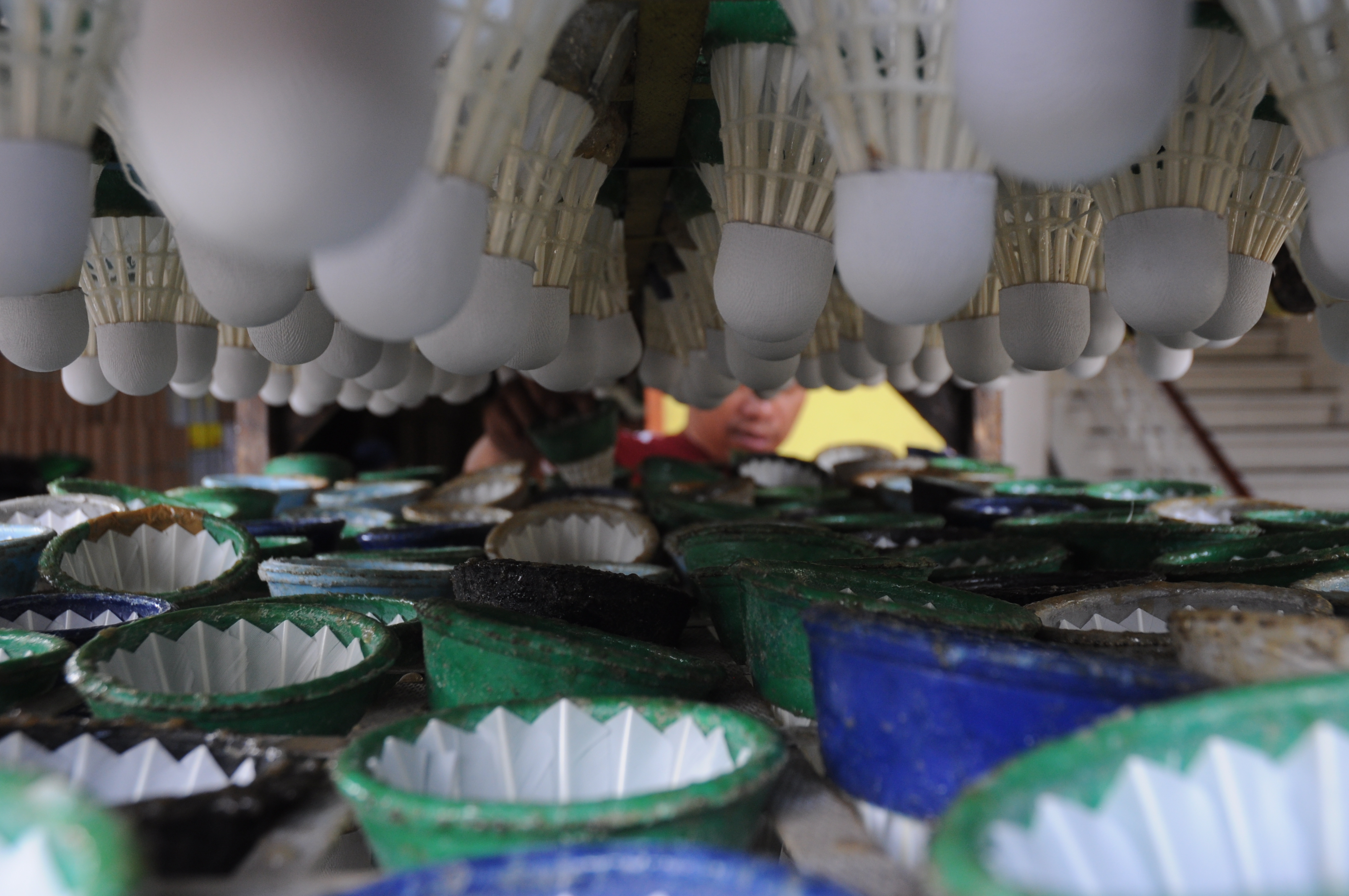 Proses penjemuran shuttlecock setelah diberi lem
