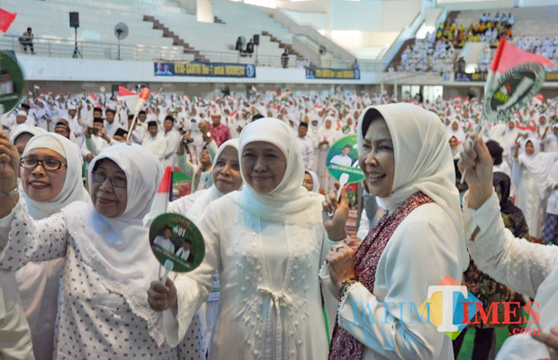 Khofifah Indar Parawansa (tengah) saat hadir dalam acara Istighotsah dan Deklarasi Jaringan Kyai-Santri Nasional (JKSN) Malang Raya, Minggu (10/2/2019) di GOR Ken Arok. (Yogi/MalangTIMES).