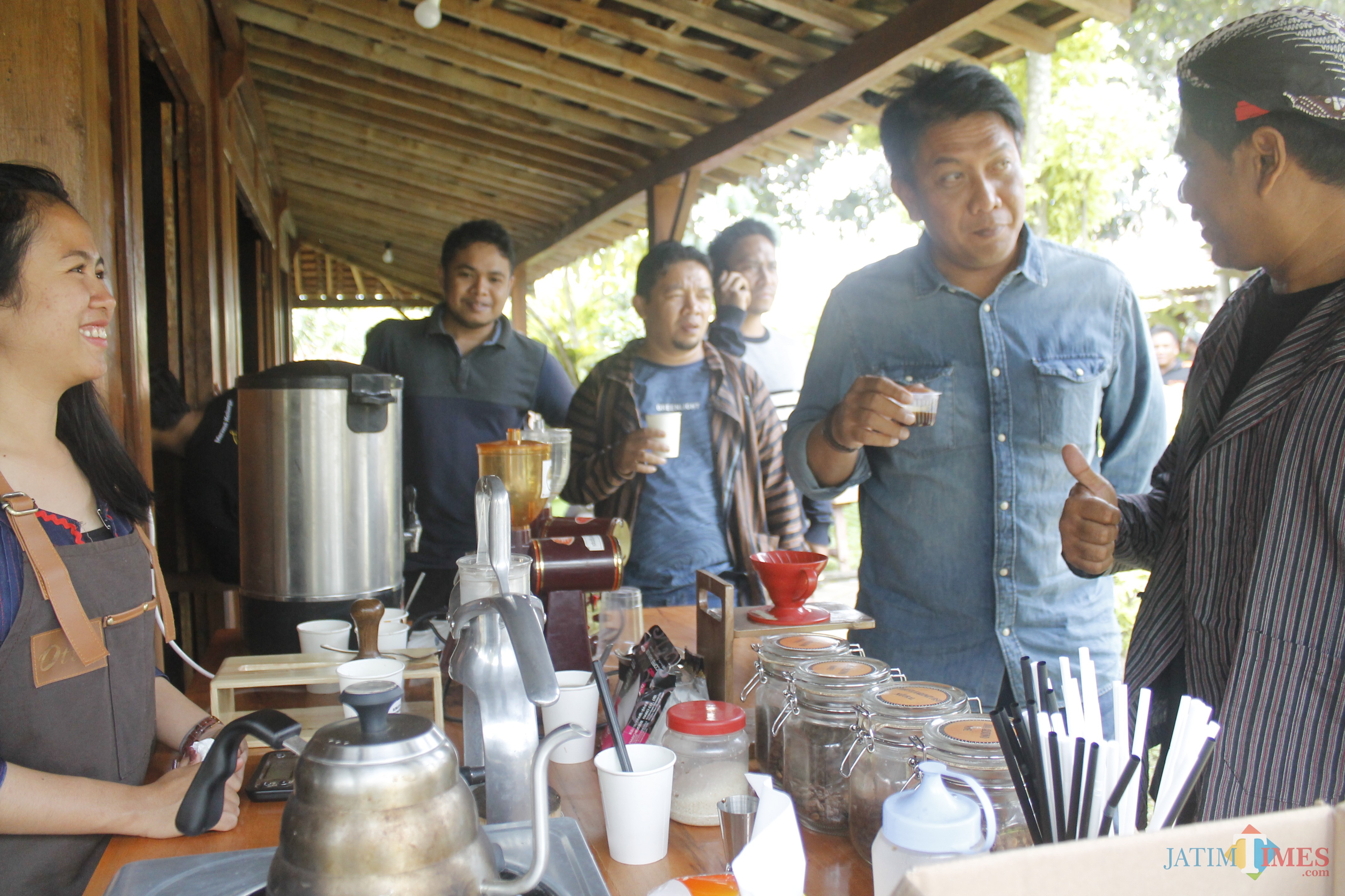 Kepala Dinas Kebudayaan dan Pariwisata (Disbudpar) Made Arya Wedhantara saat mencicipi kopi khas Malang di Van Java.