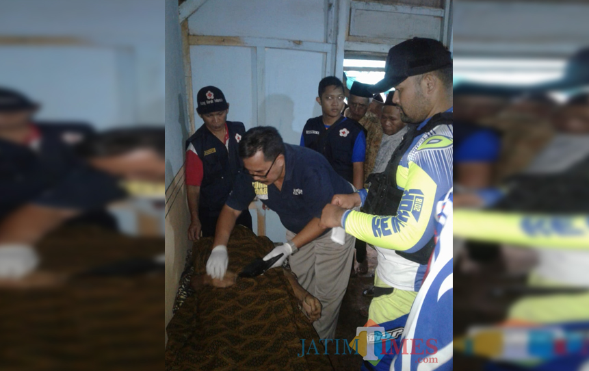 Petugas saat mengevakuasi dan melakukan identifikasi pada jenazah Kasuri korban gantung diri, Kecamatan Singosari (Foto : Istimewa)