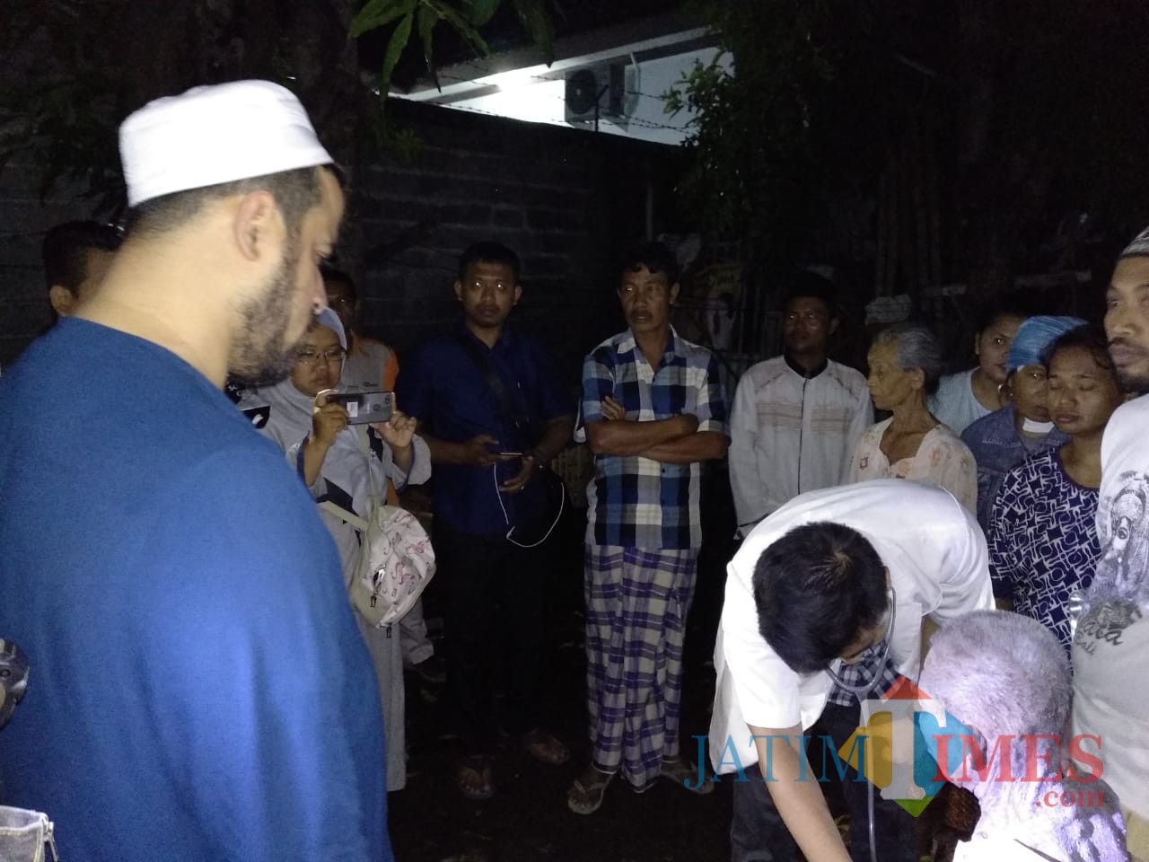 Djuhar saat diperiksa dokter di rumahnya disaksikan wali kotaHadi Zainal Abidin (Agus Salam/Jatim TIMES)