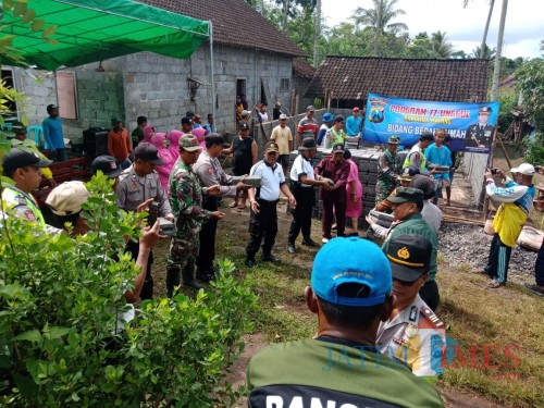 Jajaran kepolisian beserta tamu undangan saat meninjau kegiatan bedah rumah, Kecamatan Donomulyo (Foto : Polsek Donomulyo for MalangTIMES)