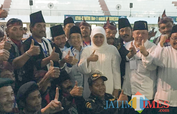 Santri dan ulama di Malang Raya deklarasi dukung pasangan Jokowi-Ma'ruf Amin bersama Jaringan Kyai Santri Nasional (JKSN) di GOR Ken Arok, Minggu (10/1/2019). (Yogi Iqbal/MalangTIMES)