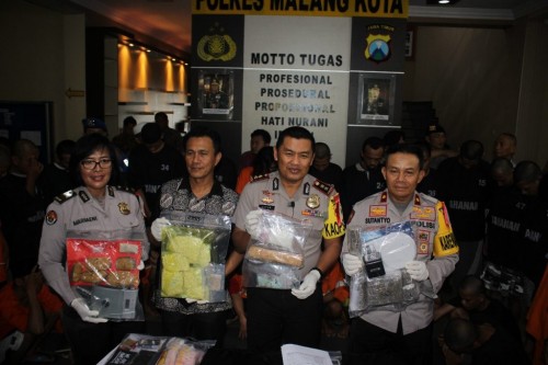 Kapolres Malang Kota AKBP Asfuri SIK SH MH (dua dari kanan) saat rilis operasi tumpas (8/12/2018). (Humas)