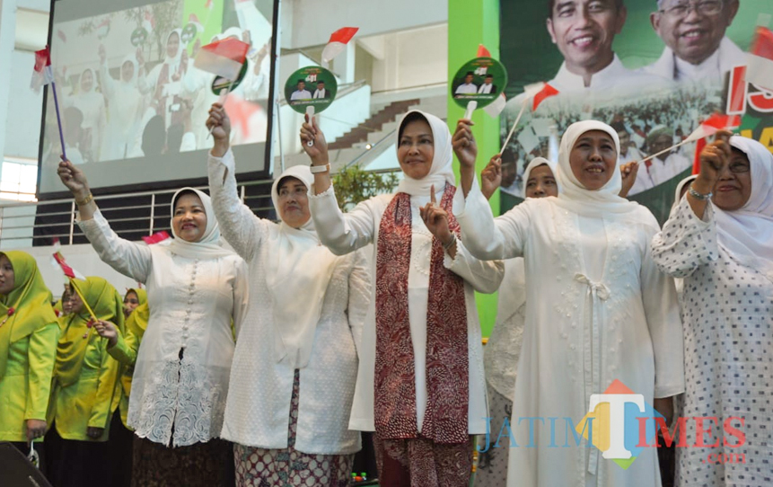Khofifah Indar Parawansa (dua dari kanan) didampingi Dewanti Rumpoko saat hadir dalam acara Istighotsah dan deklarasi JKSN Malang Raya. (Yogi Iqbal/MalangTIMES).