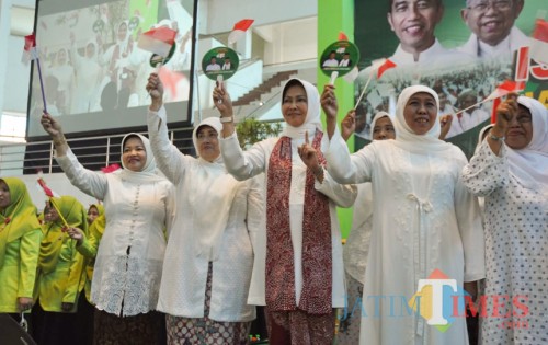 Khofifah Indar Parawansa (dua dari kanan) didampingi Dewanti Rumpoko saat hadir dalam acara Istighotsah dan deklarasi JKSN Malang Raya. (Yogi Iqbal/MalangTIMES).