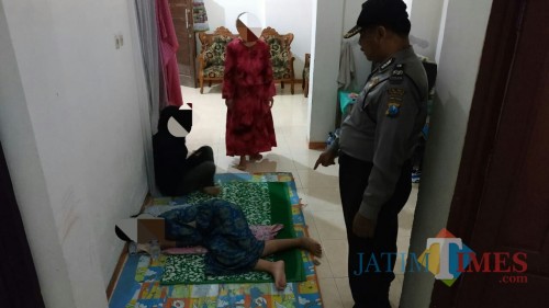 Petugas Lakukan Olah TKP di rumah korban dugaan percobaan pencabulan / Foto : Dokpol / Tulungagung TIMES