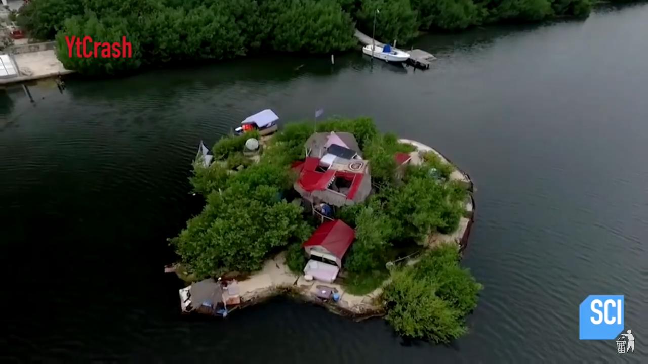 Pulau yang terbuat dari botol bekas.