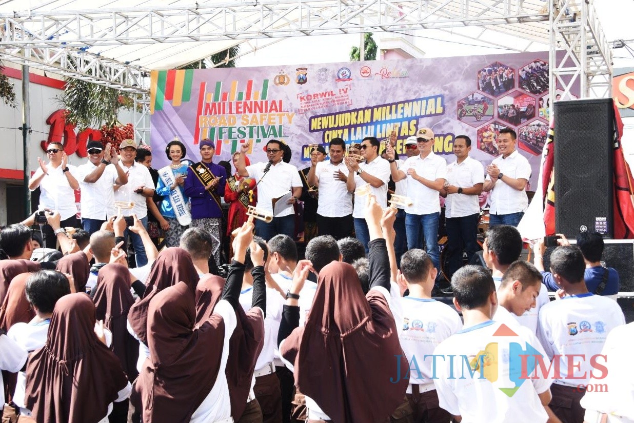 Ratusan Kaum Milenial Kediri Hadiri Safari Millenial Road Safety Festival. (Foto: B. Setioko/JatimTIMES)