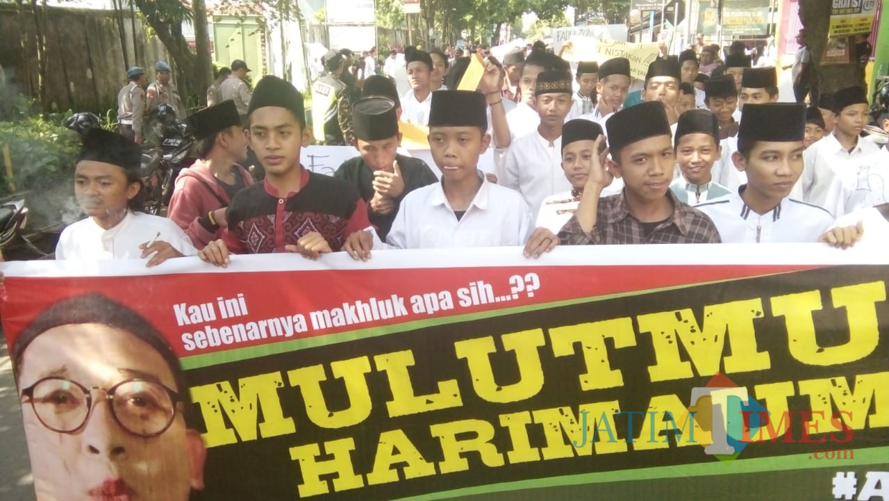 Ratusan Santri dan Banser saat menggelar aksi mengecam Puisi Fadli Zon (foto : Moh. Ali Makrus / Jatim TIMES)