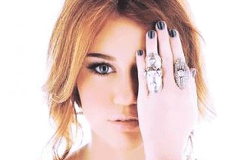Miley Cyrus saat berpose All Seeing Eye. Dirinya diduga sedang menyebarkan simbol Illuminati di dunia (Ist)