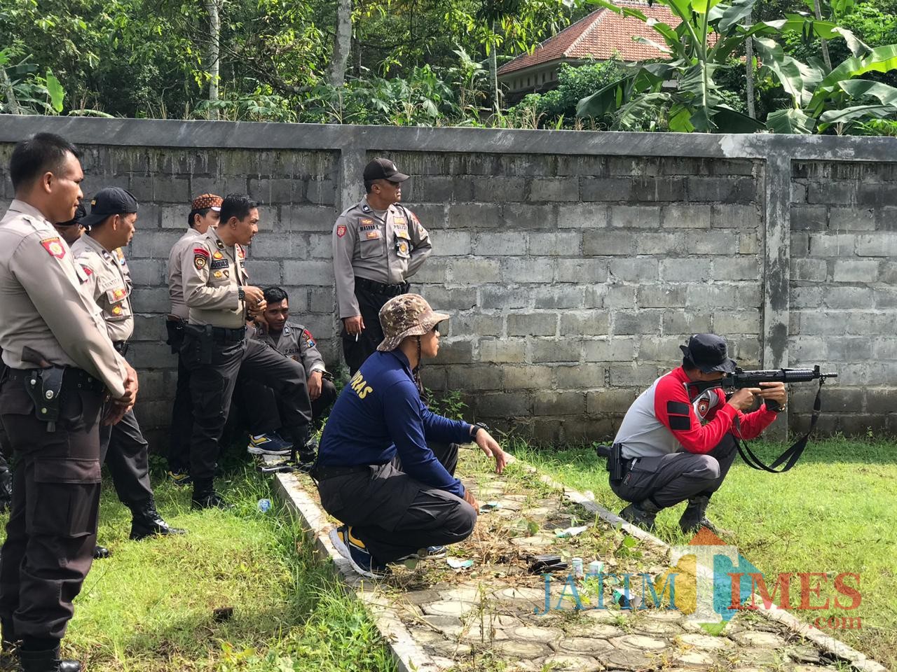 Tim Pemburu Begal dalam latihan tembak di lapangan tembak Polsek Klakah (Foto : Moch. R. Abdul Fatah / Jatim TIMES)