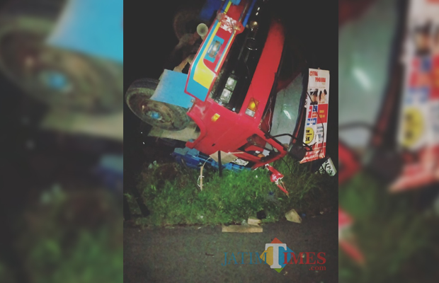 Kondisi truk yang belum dievakuasi usai melintas di Jurang Akhir, Kecamatan Wagir. (Foto : Pos Lantas Kepanjen for MalangTIMES)
