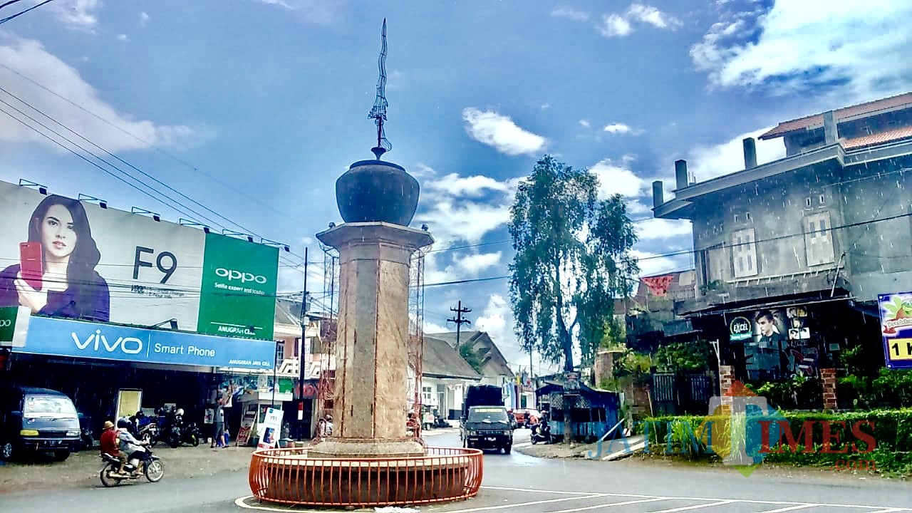 Tugu Djoen berada di simpang tiga Desa Junrejo, Kecamatan Junrejo. (Foto: Irsya Richa/MalangTIMES)