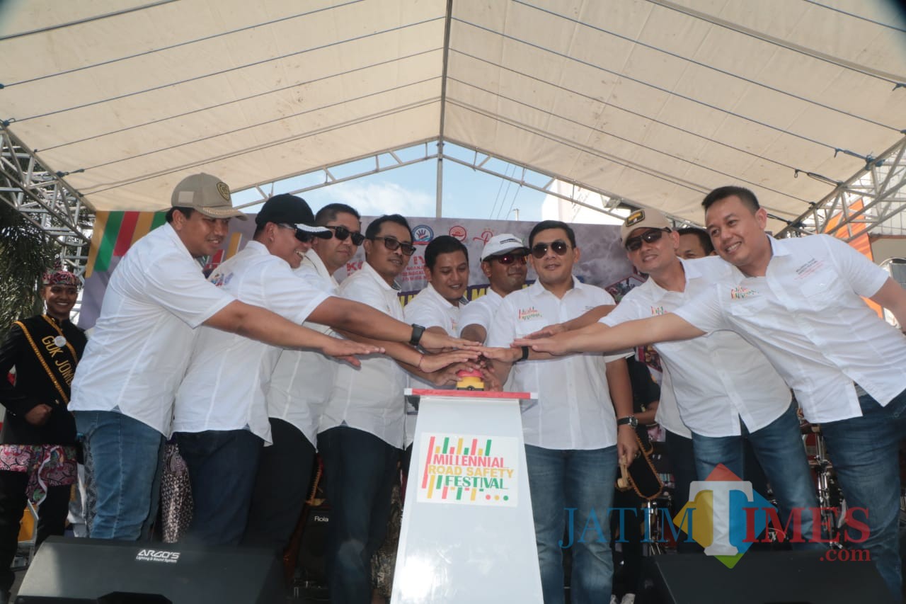 Wali kota Kediri bersama para kapolres di jajaran korwil IV usai deklarasi keselamatan lalu lintas. (eko Arif s /JatimTimes)