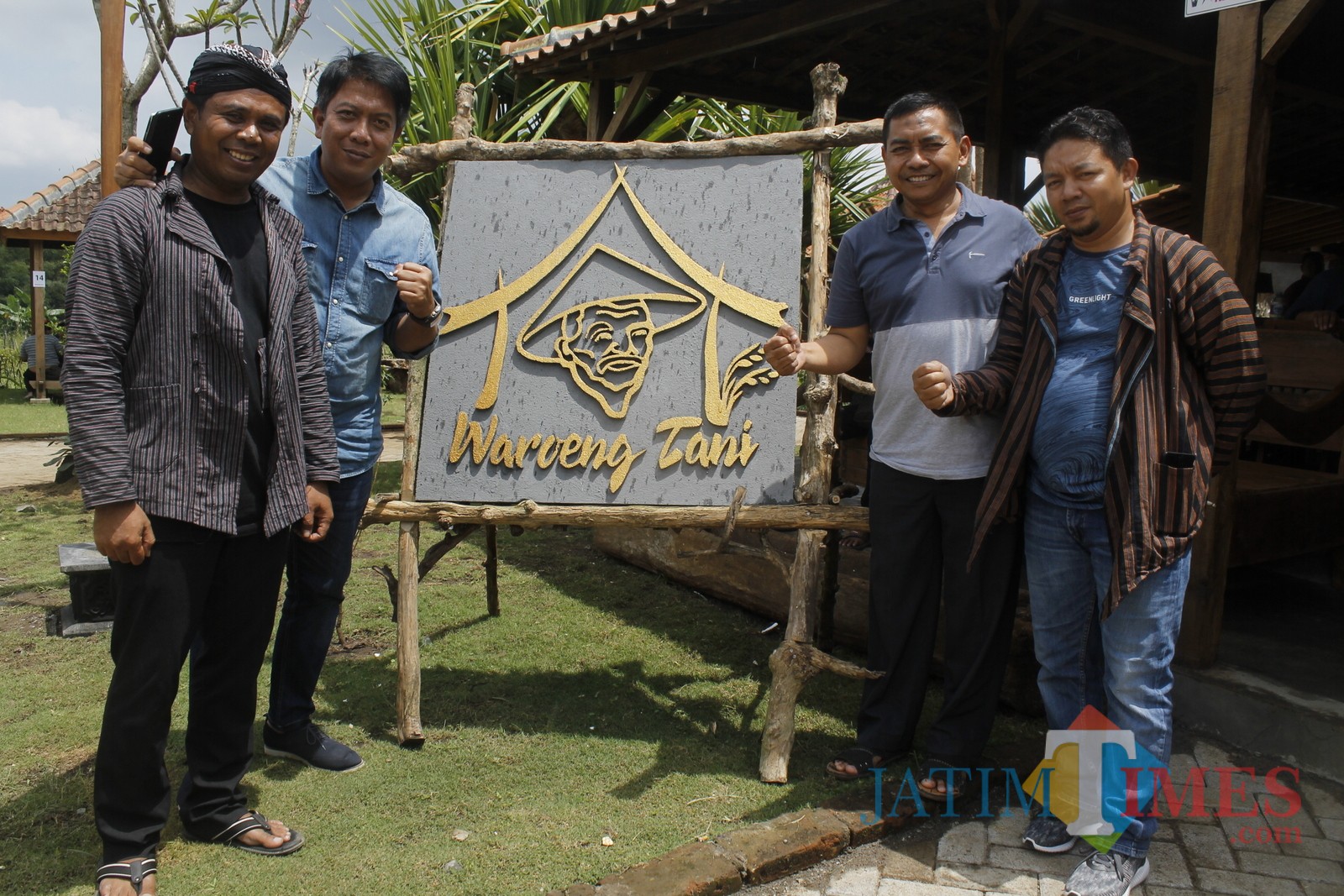 Kepala Dinas Kebudayaan dan Pariwisata (Disbudpar) Made Arya Wedhantara (dua dari kiri) dan kepala dinas Badan Perencanaan Pembangunan Dan Penlitian (Bappeda) Kabupaten Malang Tomie Herwanto (dua dari kanan) saat berfoto di depan Warung Tani