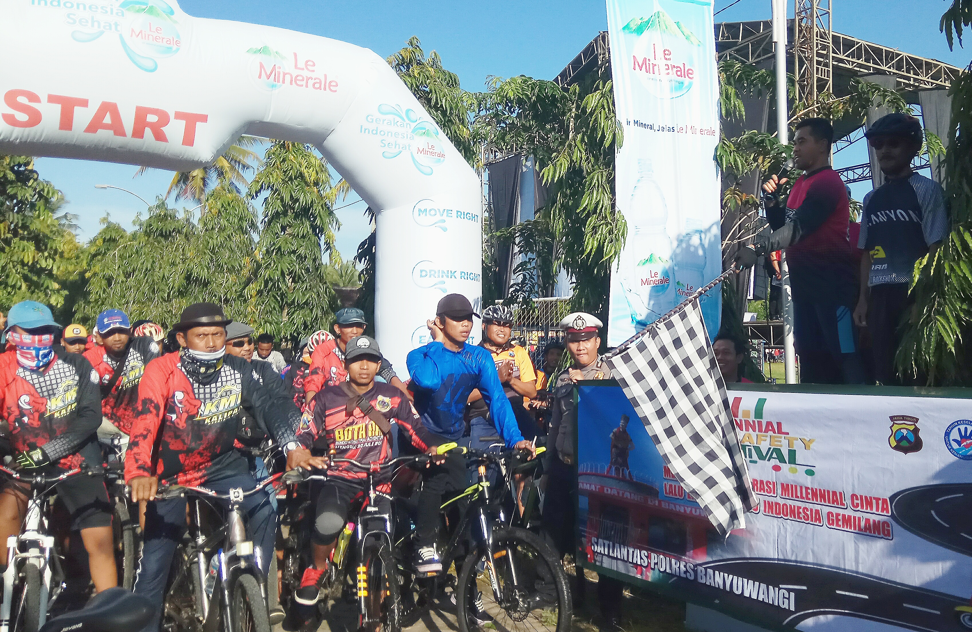 Kapolres Banyuwangi AKBP Taufik H.Z. melepas para peserta Tour De Sawah.