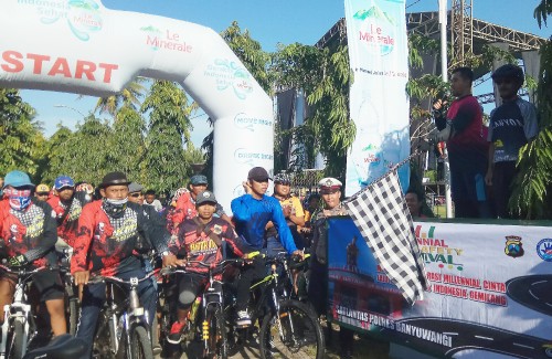 Kapolres Banyuwangi AKBP Taufik H.Z. melepas para peserta Tour De Sawah.