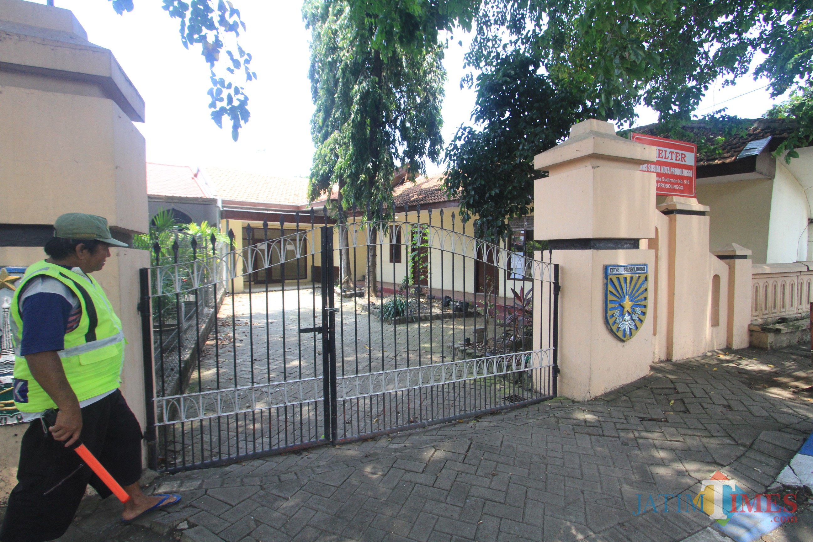 Shelter di Jalan Panglima Sudirman sudah tidak ditempati oleh Dinsos. (Agus Salam/Jatim TIMES)
