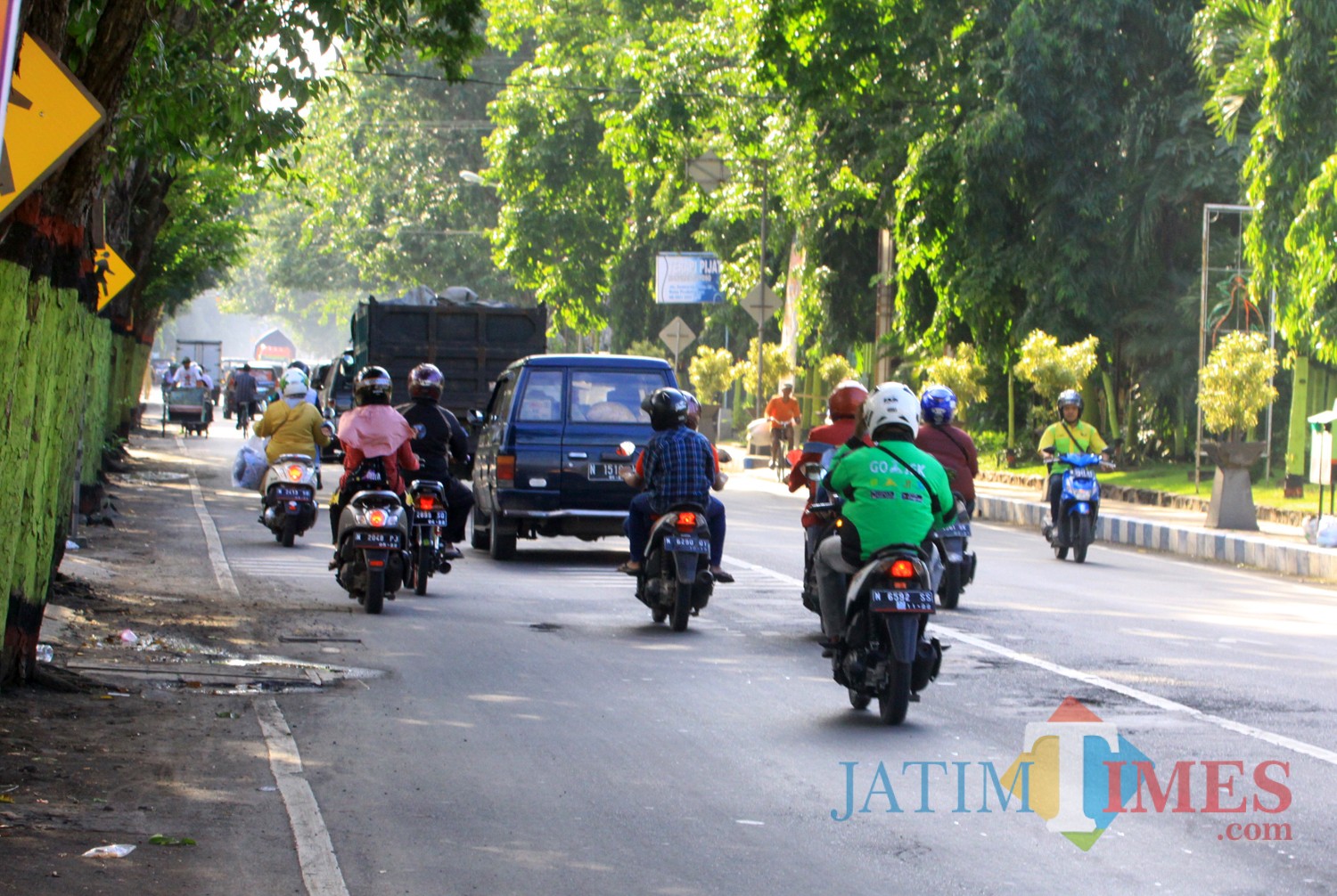 Salah satu gojek online tengah melintas di jalan Kota Probolinggo (Agus Salam/Jatim TIMES)