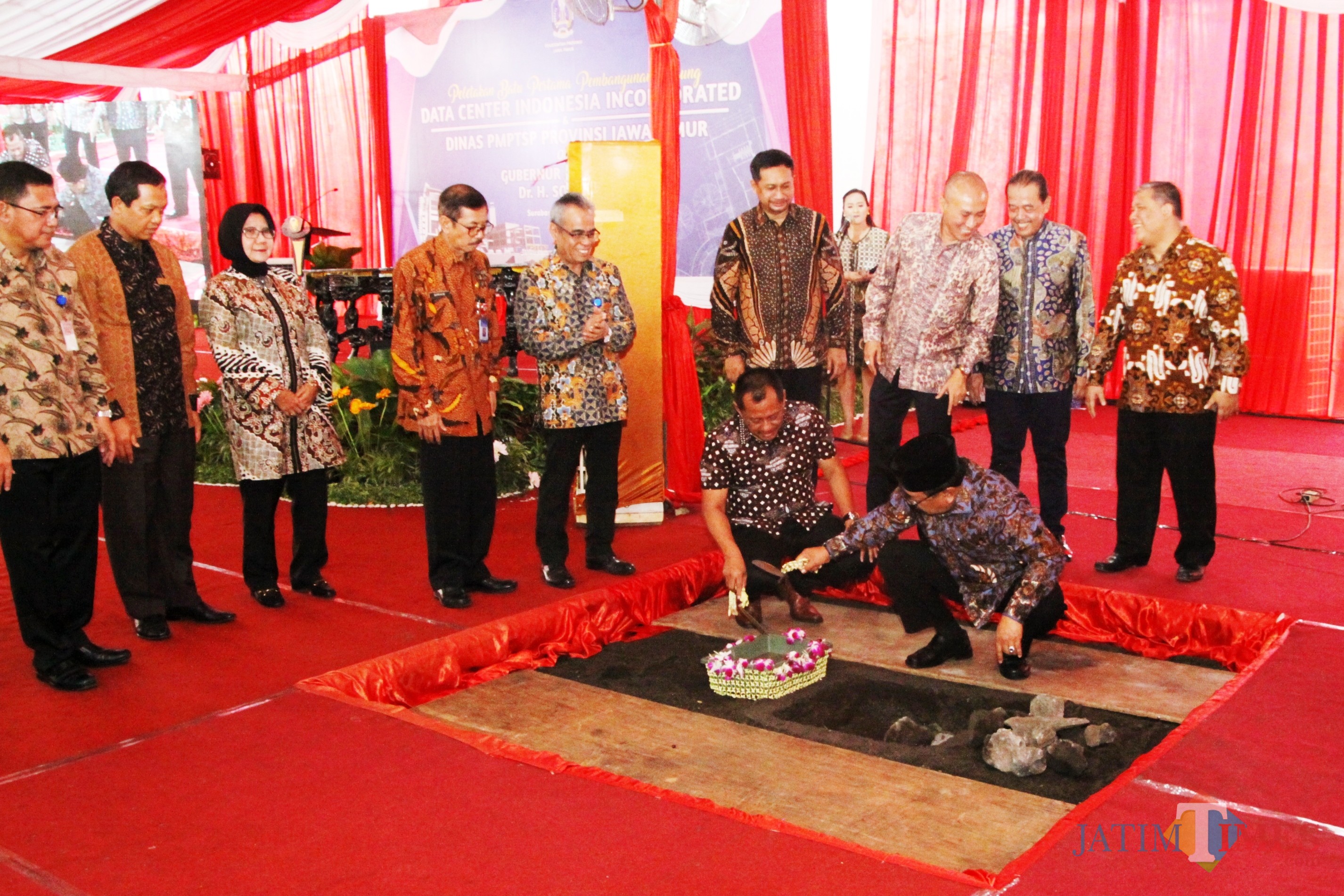 Soekarwo Didampingi Sekda Prov Jatim Melakukan Peletakan Batu Pertama Pembangunan Gedung Data Center Indonesia Incorporated