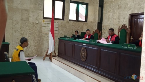Jalanya sidang terhadap Rohman Koerniawan alias Puji Ati (foto: Joko Pramono/JatimTIMES)