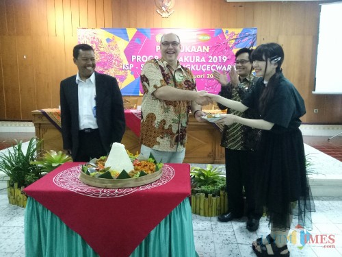 Pemberian tumpeng dari Ketua STIE Bunyamin kepada perwakilan mahasiswa Jepang (Foto: Imarotul Izzah/MalangTIMES)