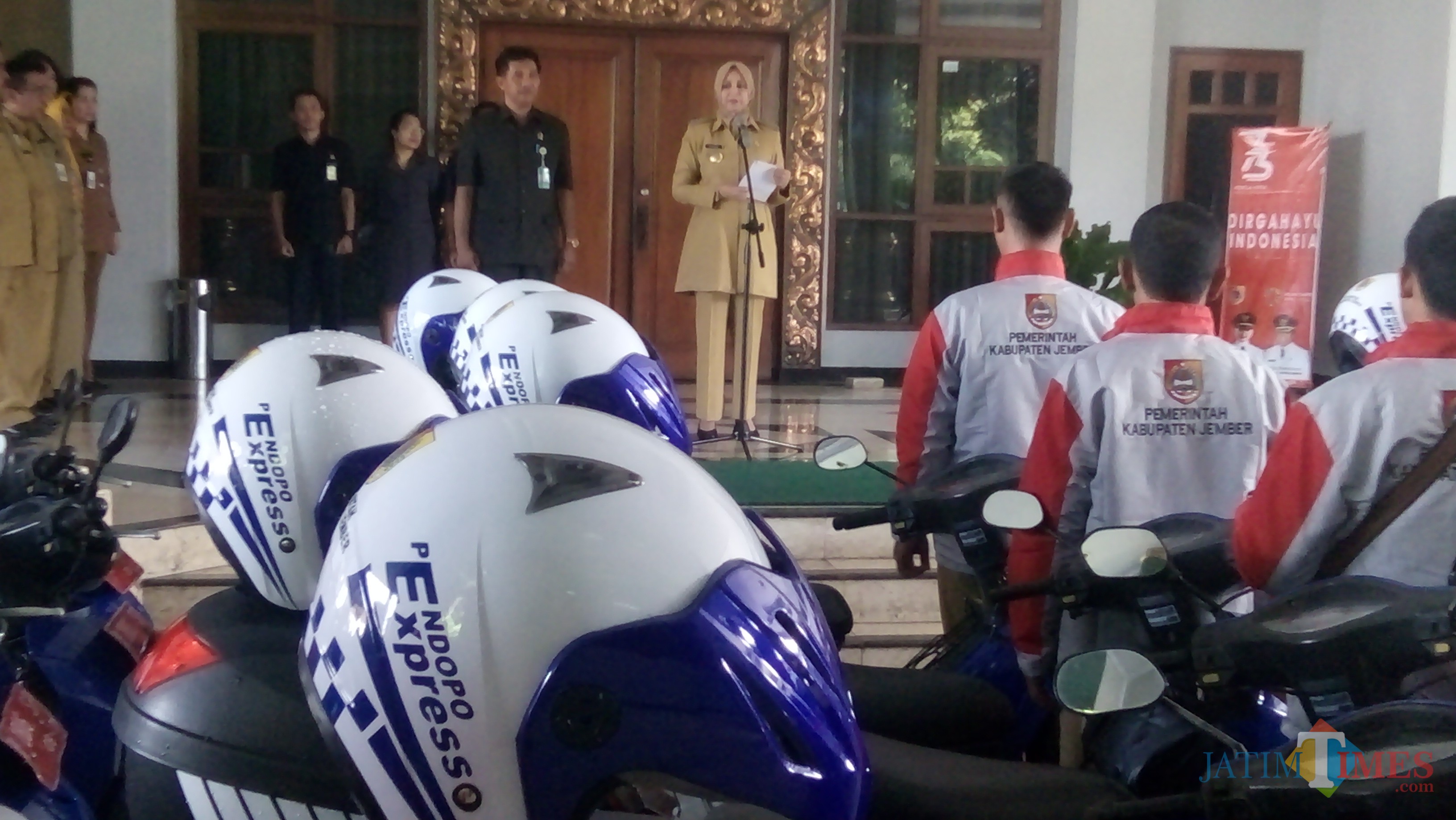 Bupati Jembet dr Hj Faida MMR saat memberikan sambutan kepada petugas Pendopo Ekspres. (foto : Moh. Ali Makrus / Jatim TIMES)