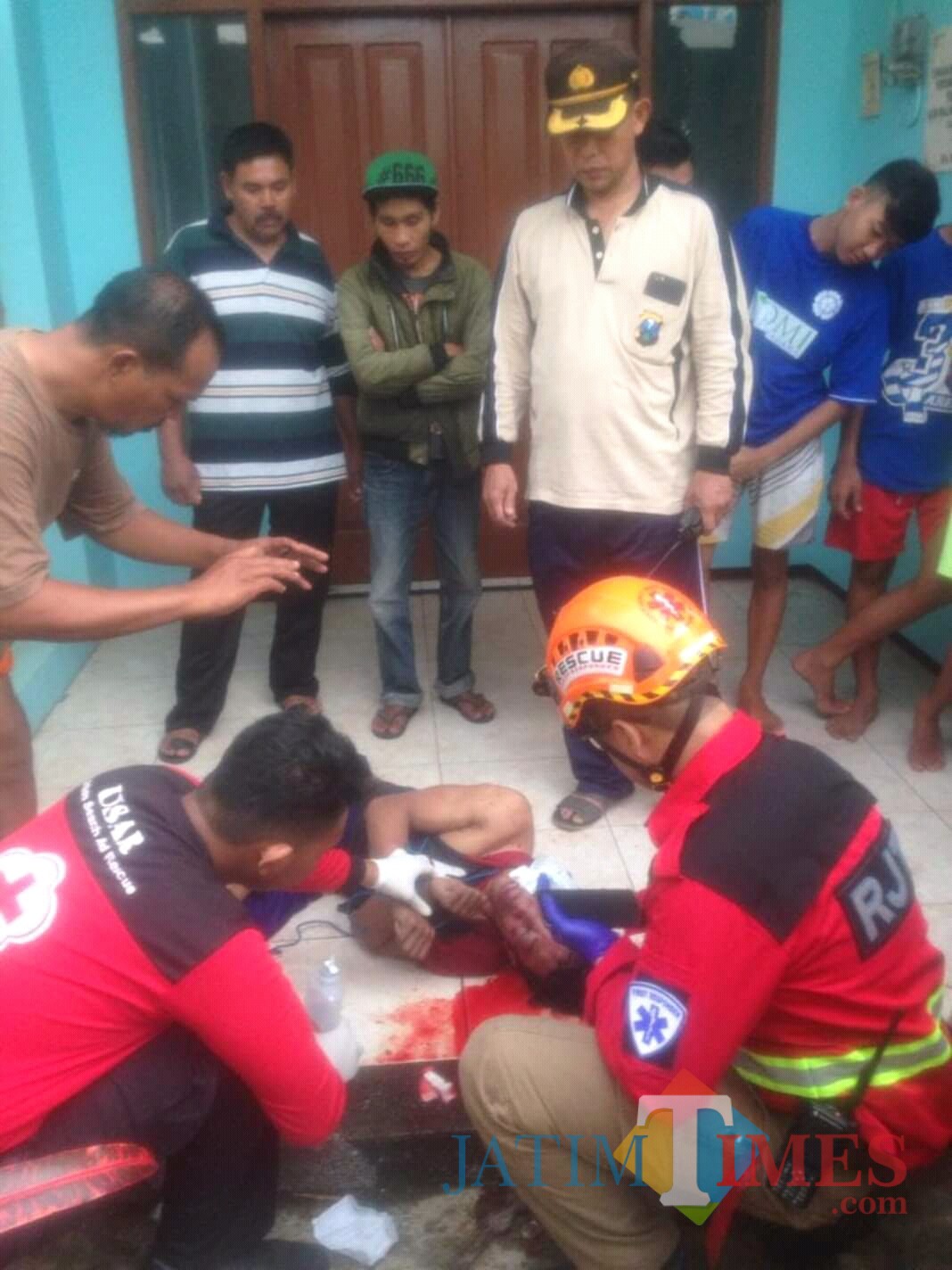 Kapolsek Sukun saat mengamankan pelaku yang sedang diobati petugas (Polsek Sukun)