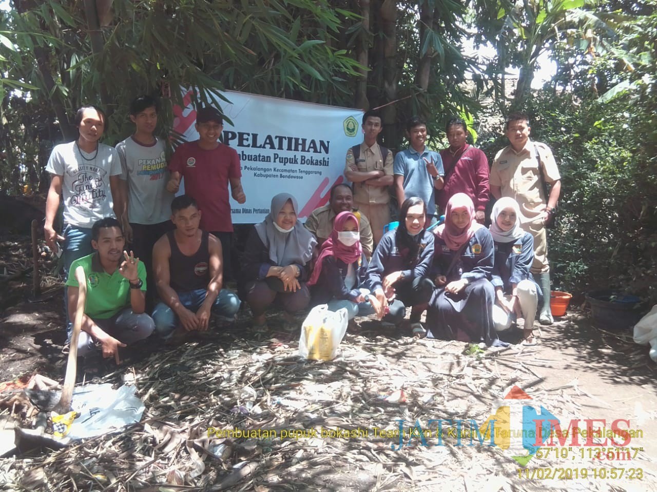 Pembuatan Pupuk Bokasi oleh Karang Taruna Desa Pekalangan Bondowoso dan mahasiswa KKN UNEJ788 Angkatan tahun 2019, Senin (11/2/2019) (Foto : Moh Fajri/BondowosoTIMES)