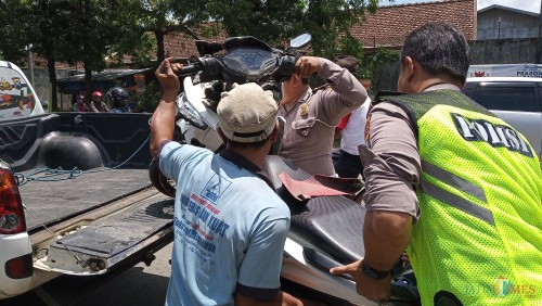 Petugas saat mengamankan kendaraan korban kecelakaan (foto: Joko Pramono/JatimTIMES)