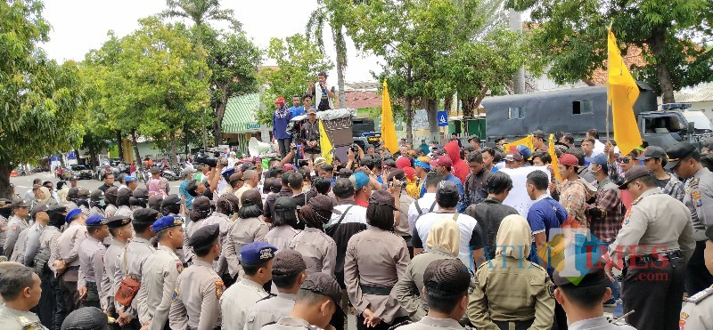 Aksi demo PMII Situbondo di depan Kantor Pemda (Foto Heru Hartanto/SitubondoTIMES)