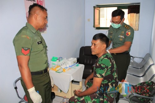 Anggota Kodim 0808/Blitar ikuti suntik vaksin hepatitis.(Foto : Team BlitarTIMES)