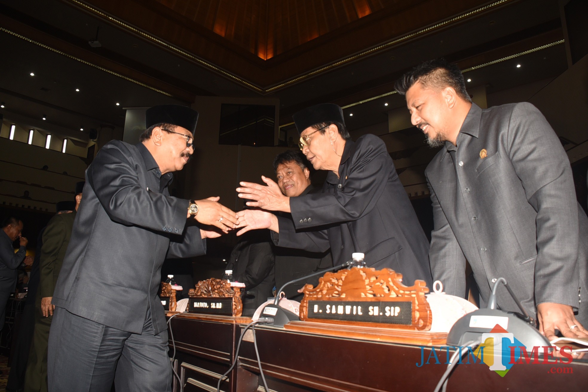 Gubernur Jawa Timur hadiri sidang paripurna DPRD yang merupakan sidang paripurna terakhir di masa jabatan Gubernur Soekarwo