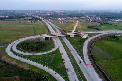 Ilustrasi jalan tol yang berakibat pada jalur jalan berstatus kabupaten rusak karena lalulalang kendaraan pengangkut material berbobot berat (Ist)