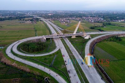 Ilustrasi jalan tol yang berakibat pada jalur jalan berstatus kabupaten rusak karena lalulalang kendaraan pengangkut material berbobot berat (Ist)